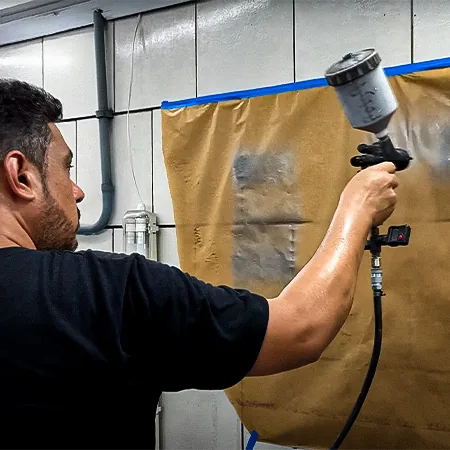 Aluno fazendo o primeiro reparo de pintura