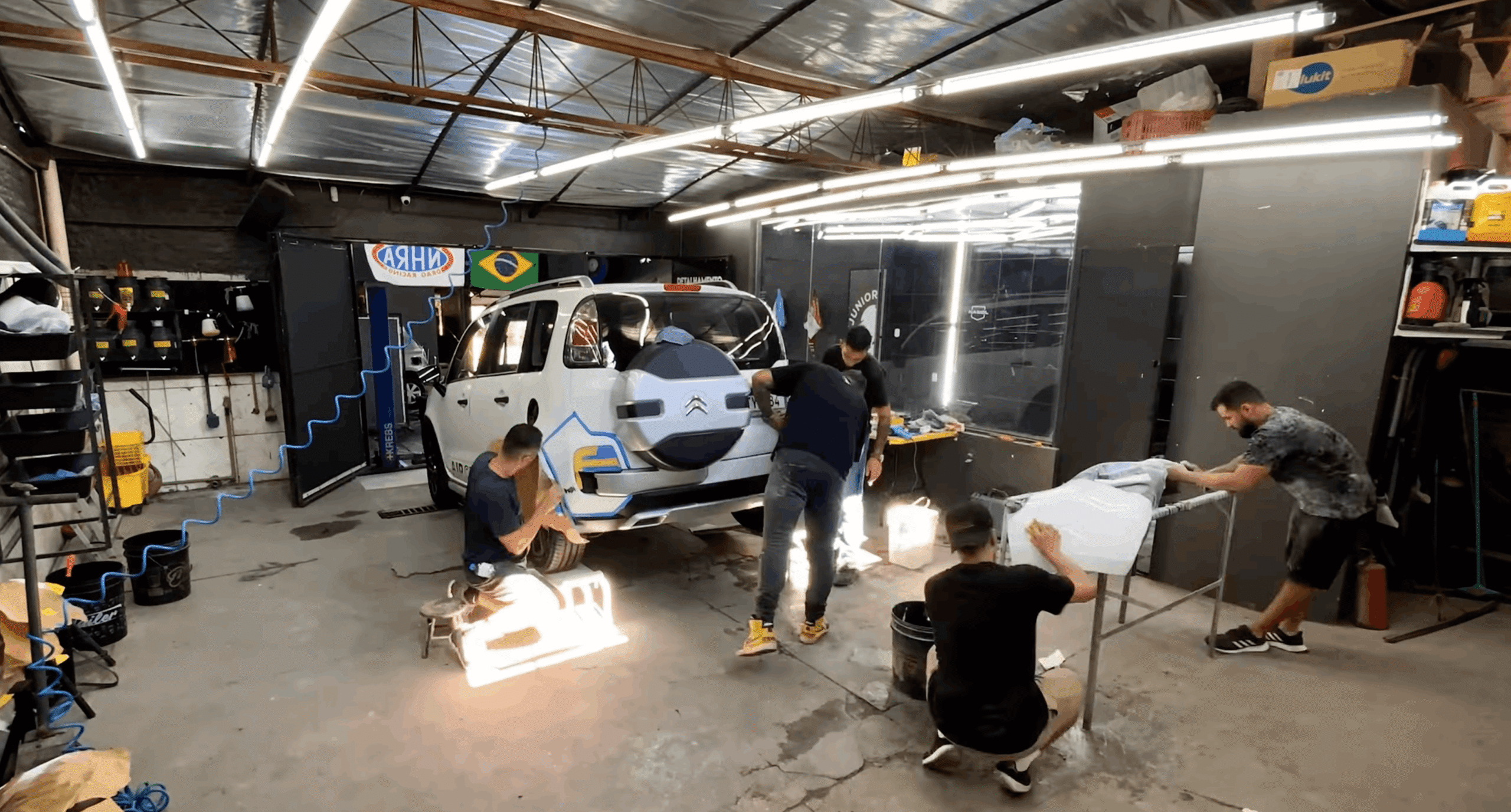 Turma trabalhando no carro, no Studio